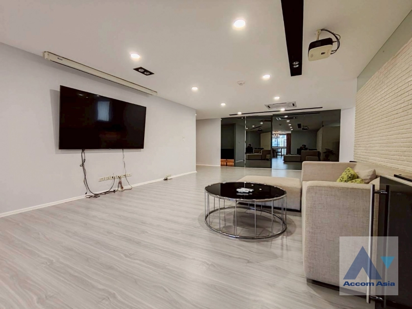 unit 3 Bedrooms  Condominium For Rent & Sale in Sukhumvit, Bangkok  (AA44389)