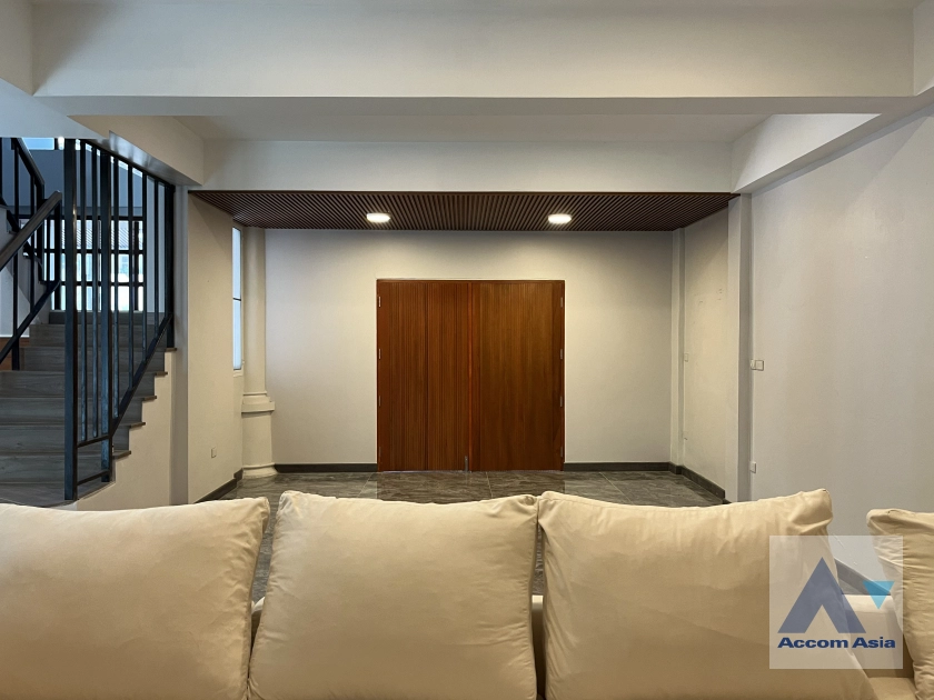 unitHome Office, Pet friendly |  5 Bedrooms  Townhouse For Rent & Sale in Sukhumvit, Bangkok  near BTS Thong Lo (AA44391)