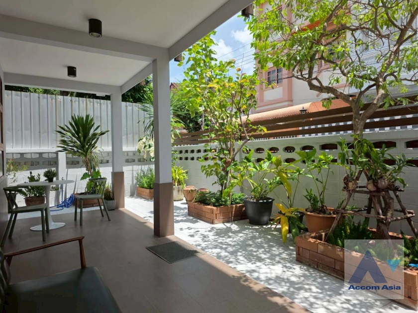  1  5 br House for rent and sale in Sukhumvit ,Bangkok BTS On Nut AA44429