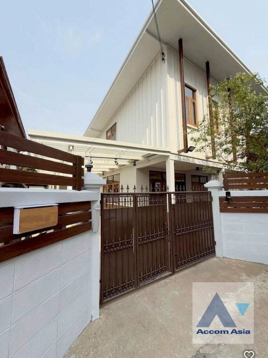  2  5 br House for rent and sale in Sukhumvit ,Bangkok BTS On Nut AA44429