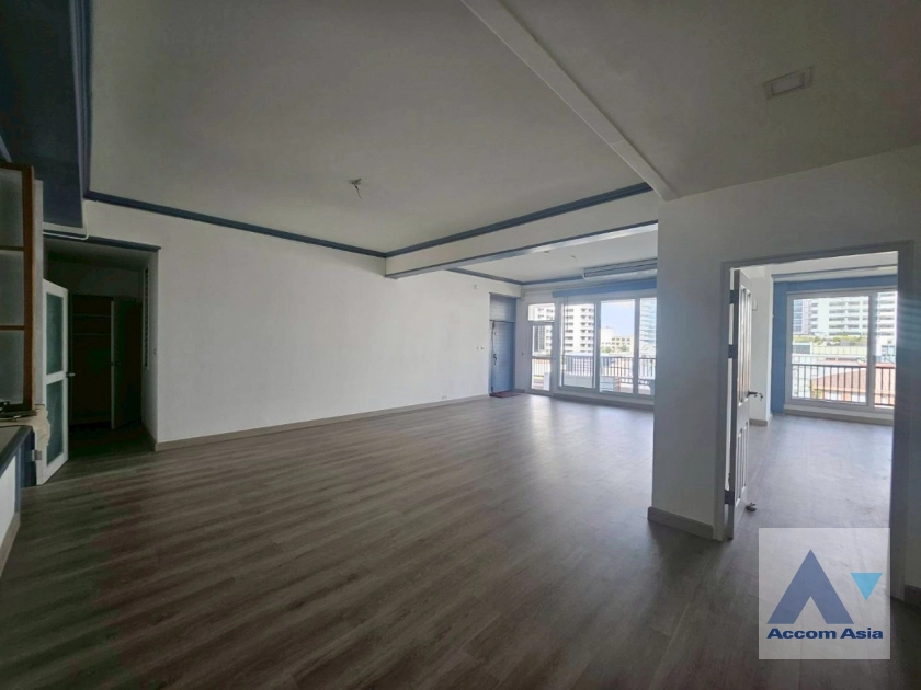 unit 3 Bedrooms  Apartment For Rent & Sale in Sukhumvit, Bangkok  near BTS Thong Lo (AA44435)