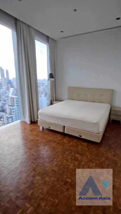 unit 3 Bedrooms  Condominium For Rent in Silom, Bangkok  near BTS Chong Nonsi (AA44451)