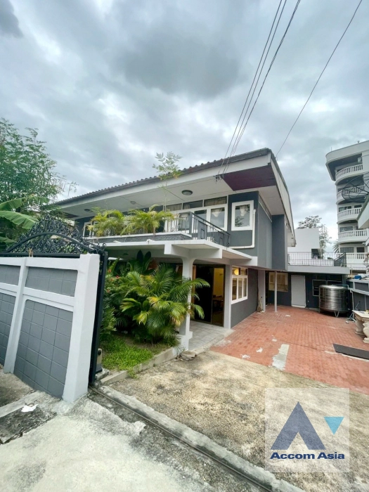 unit 3 Bedrooms  House For Rent & Sale in Sukhumvit, Bangkok  near BTS Phra khanong (AA44456)
