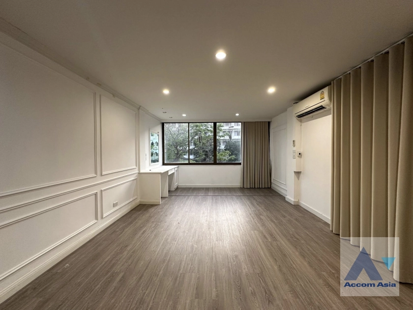 unit 3 Bedrooms  Townhouse For Rent & Sale in Sukhumvit, Bangkok  near BTS Ekkamai (AA44467)
