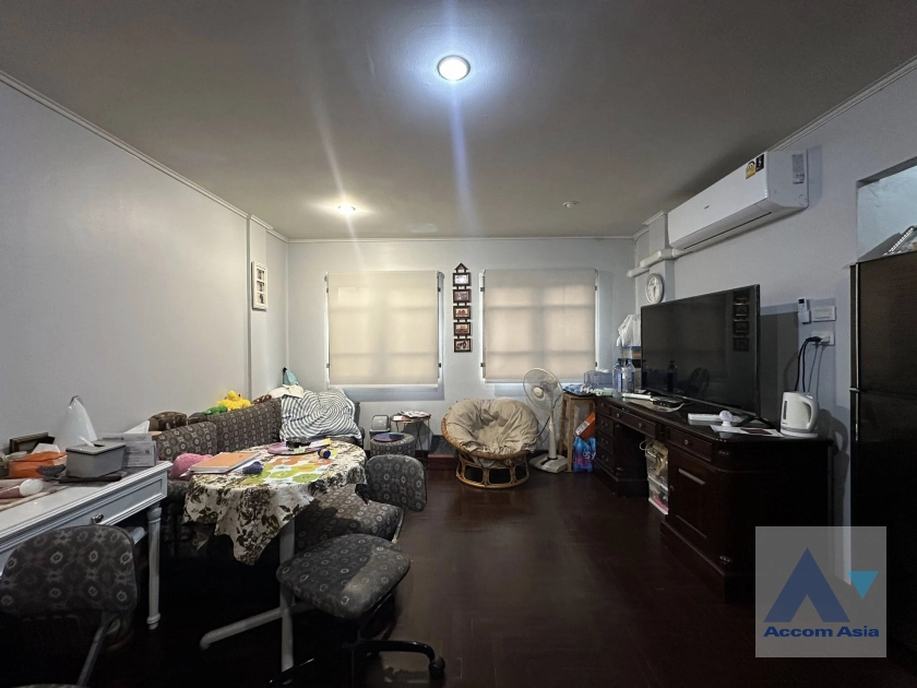 unit 3 Bedrooms  Townhouse For Rent & Sale in Sukhumvit, Bangkok  near BTS Ekkamai (AA44467)