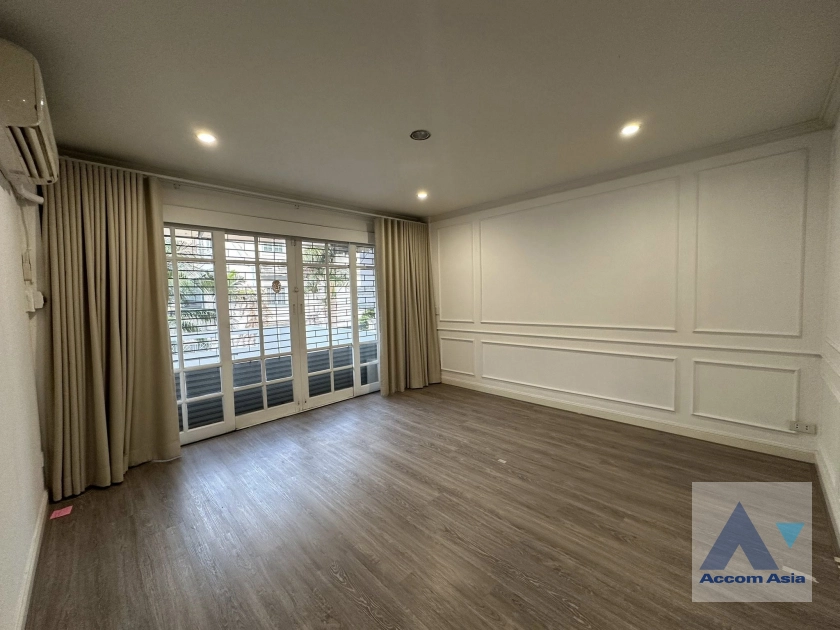 unit 3 Bedrooms  Townhouse For Rent & Sale in Sukhumvit, Bangkok  near BTS Ekkamai (AA44467)
