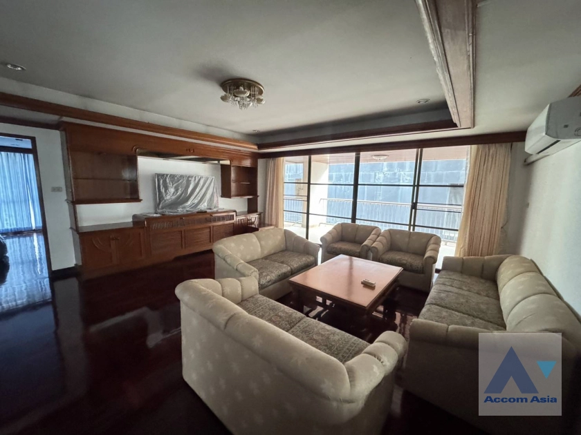 Pet friendly |  Low rise and Peaceful Apartment  3 Bedroom for Sale & Rent BTS Nana in Sukhumvit Bangkok