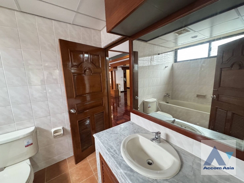 22  3 br Apartment for rent and sale in Sukhumvit ,Bangkok BTS Nana at Low rise and Peaceful AA44468