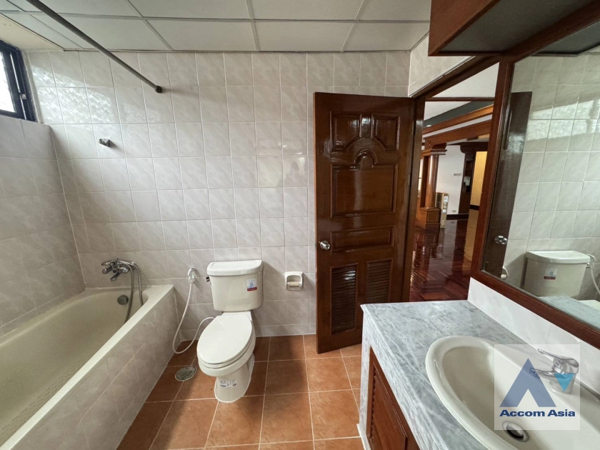 23  3 br Apartment for rent and sale in Sukhumvit ,Bangkok BTS Nana at Low rise and Peaceful AA44468