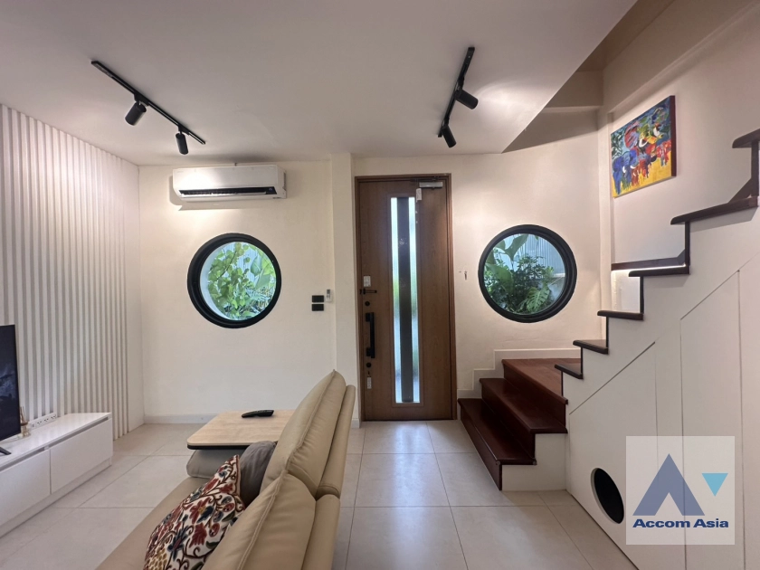unitPet friendly |  2 Bedrooms  Townhouse For Rent in Sathorn, Bangkok  near BTS Chong Nonsi (AA44522)