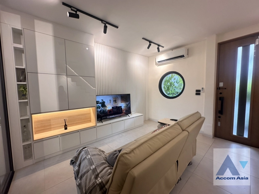 unitPet friendly |  2 Bedrooms  Townhouse For Rent in Sathorn, Bangkok  near BTS Chong Nonsi (AA44522)