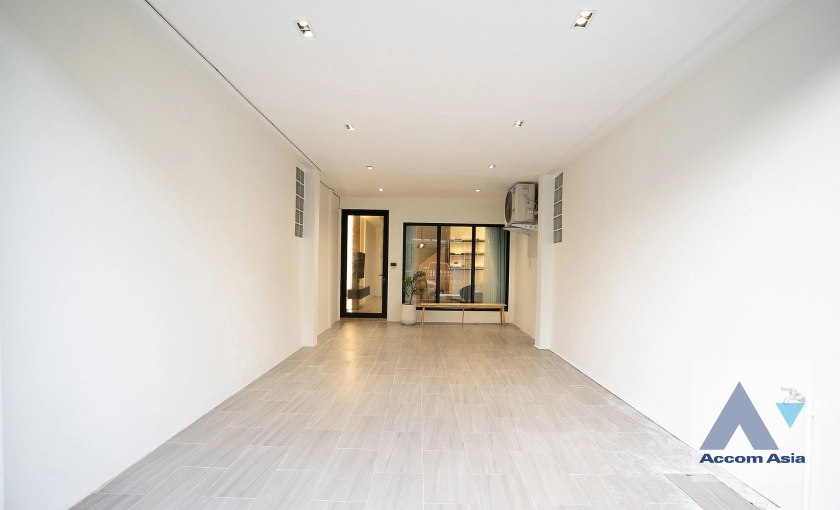 20  3 br Townhouse For Rent in Ratchadaphisek ,Bangkok MRT Huai Khwang AA44524