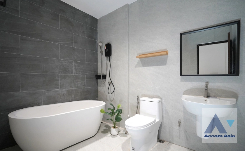 14  3 br Townhouse For Rent in Ratchadaphisek ,Bangkok MRT Huai Khwang AA44524