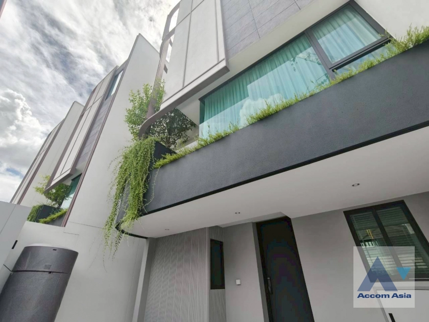 unit 3 Bedrooms  House For Sale in Phaholyothin, Bangkok  near BTS Sanam Pao (AA44537)