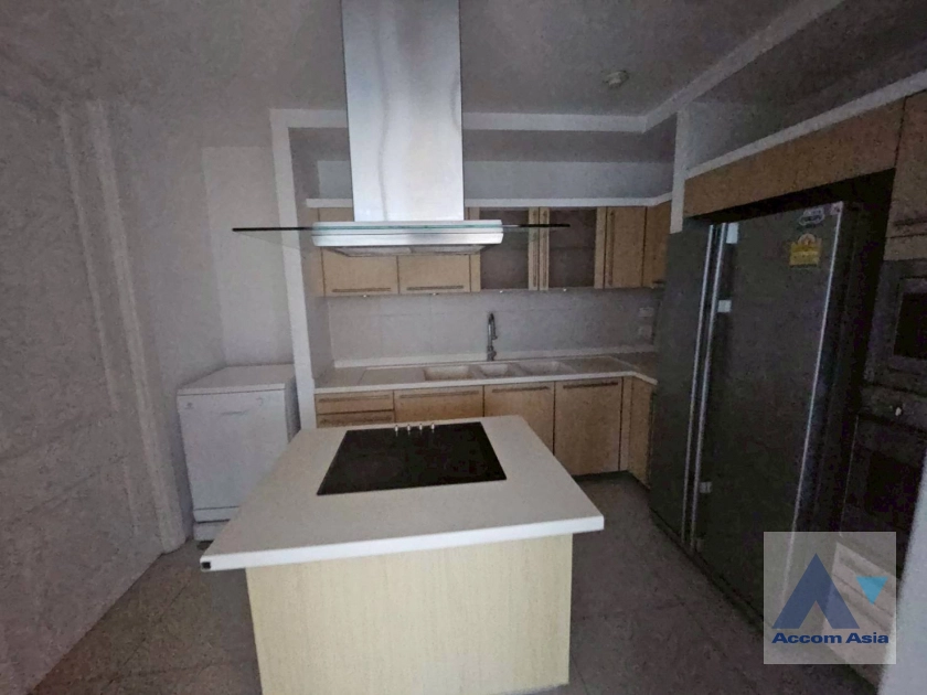 unit 4 Bedrooms  Condominium For Rent in Ploenchit, Bangkok  near BTS Ploenchit (AA44547)