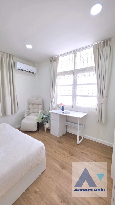 12  4 br House For Rent in Ratchadaphisek ,Bangkok MRT Huai Khwang AA44585