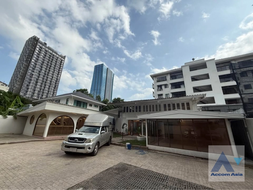  2  House for rent and sale in Phaholyothin ,Bangkok BTS Ari AA44591