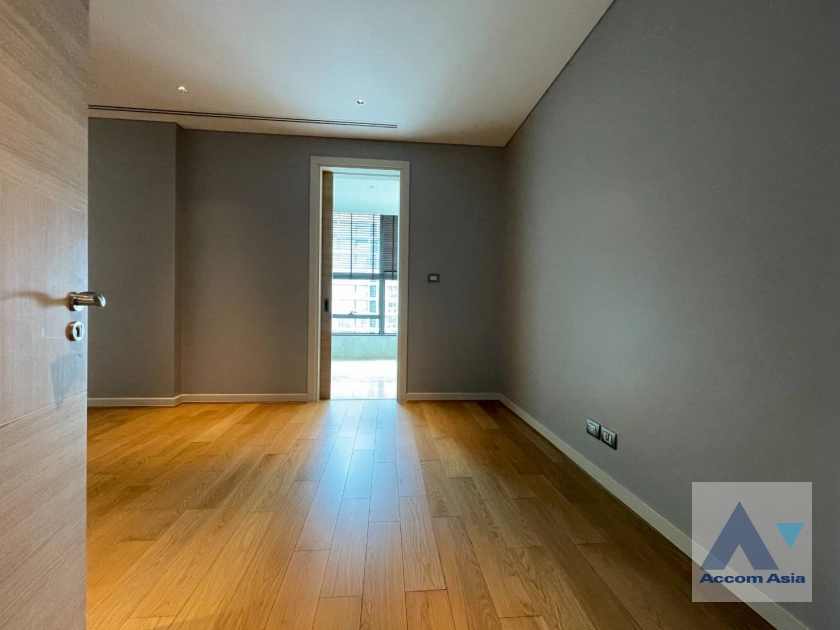 10  3 br Condominium For Sale in Ploenchit ,Bangkok BTS Chitlom at Sindhorn Residence AA44598