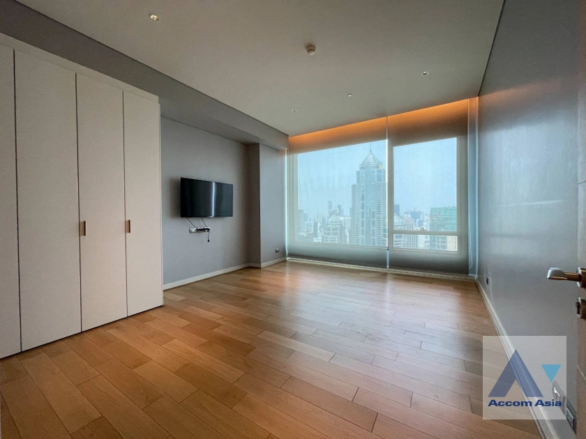 12  3 br Condominium For Sale in Ploenchit ,Bangkok BTS Chitlom at Sindhorn Residence AA44598