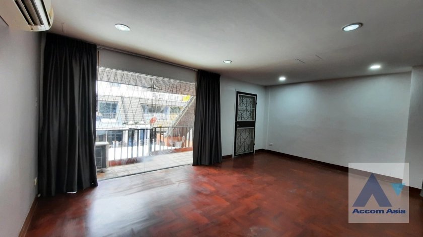 8  5 br House for rent and sale in Pattanakarn ,Bangkok ARL Hua Mak at Baan Varatorn Ville  AA44606