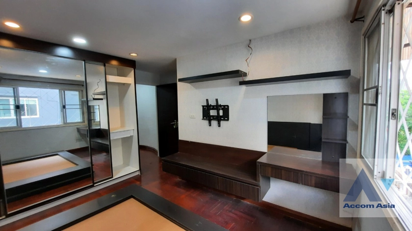 unit 5 Bedrooms  House For Rent & Sale in Pattanakarn, Bangkok  near ARL Hua Mak (AA44606)