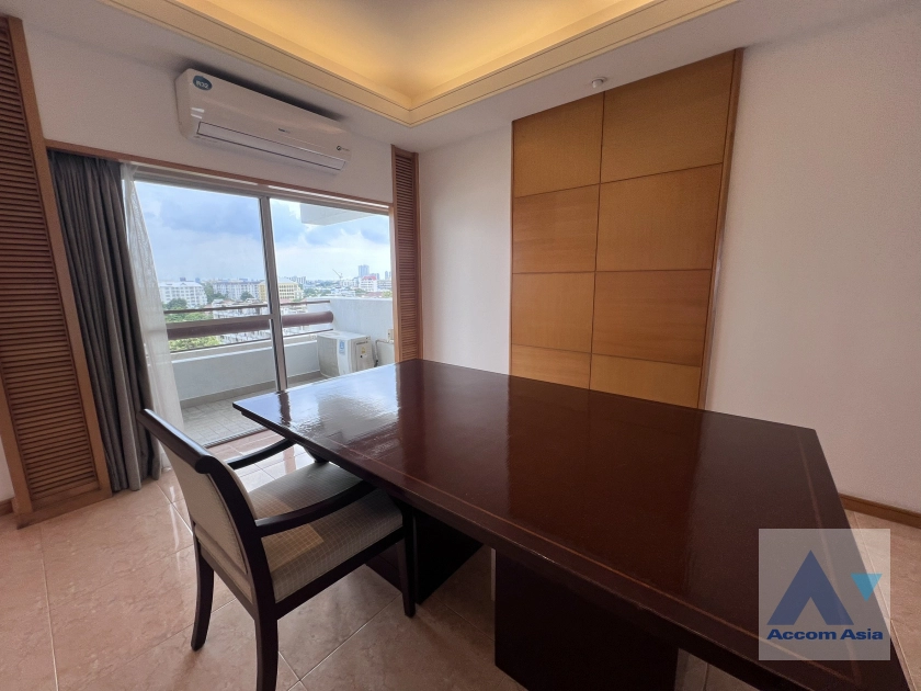 4  3 br Apartment for rent and sale in Sathorn ,Bangkok MRT Lumphini at Cozy and Convenient Apartment Near Garden Intl AA44624