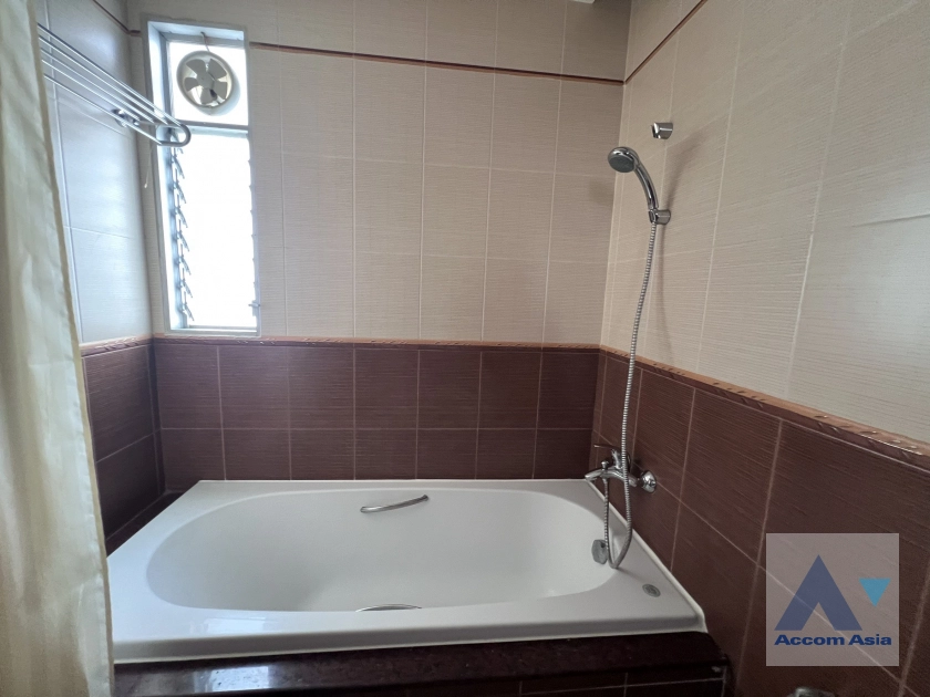 18  3 br Apartment for rent and sale in Sathorn ,Bangkok MRT Lumphini at Cozy and Convenient Apartment Near Garden Intl AA44624