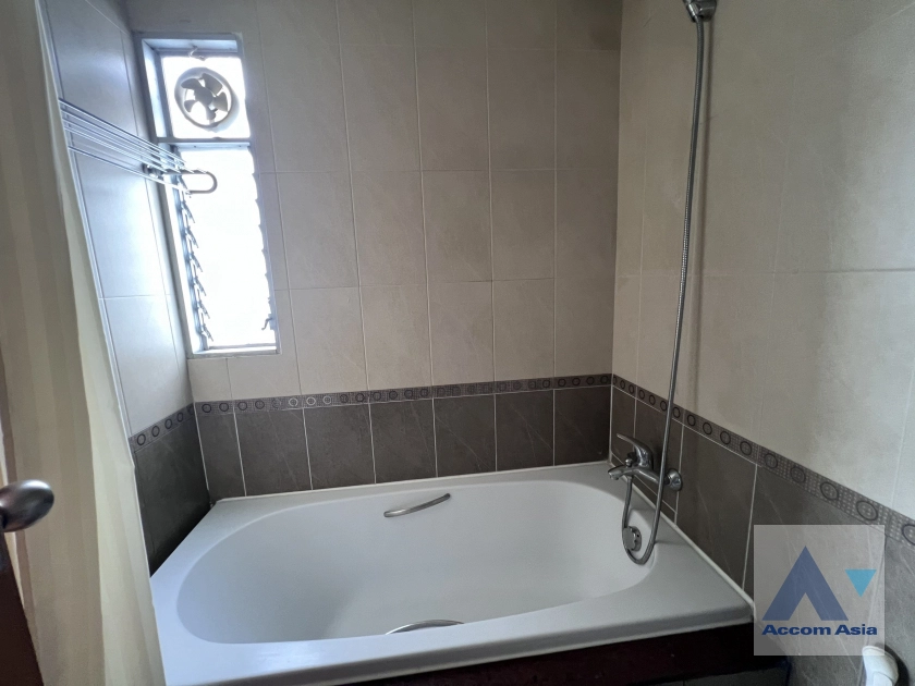 20  3 br Apartment for rent and sale in Sathorn ,Bangkok MRT Lumphini at Cozy and Convenient Apartment Near Garden Intl AA44624