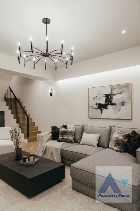 unit 5 Bedrooms  Townhouse For Rent & Sale in Sukhumvit, Bangkok  near BTS Phra khanong (AA44628)