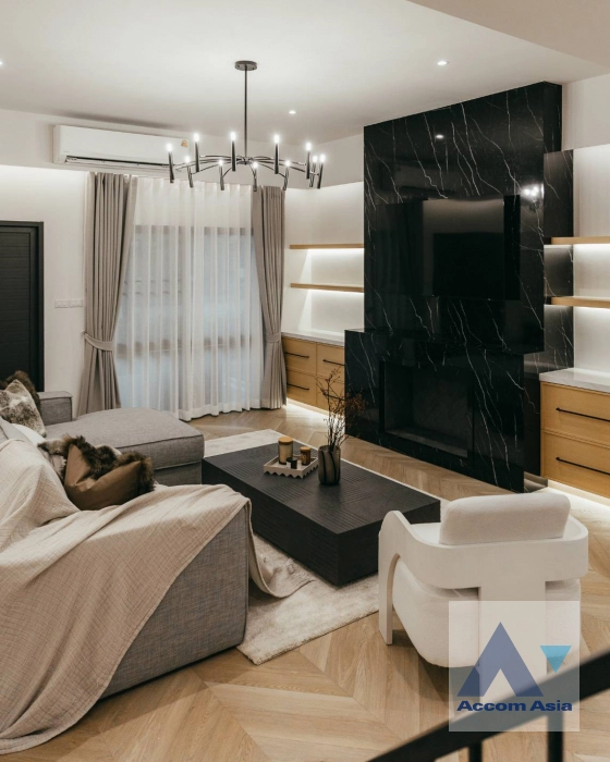 unit 5 Bedrooms  Townhouse For Rent & Sale in Sukhumvit, Bangkok  near BTS Phra khanong (AA44628)