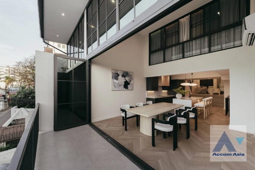 unit 5 Bedrooms  Townhouse For Rent & Sale in Sukhumvit, Bangkok  near BTS Phra khanong (AA44628)