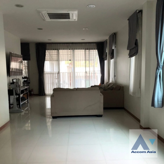 unit 4 Bedrooms  Townhouse For Sale in Sukhumvit, Bangkok  near BTS Punnawithi (AA44632)