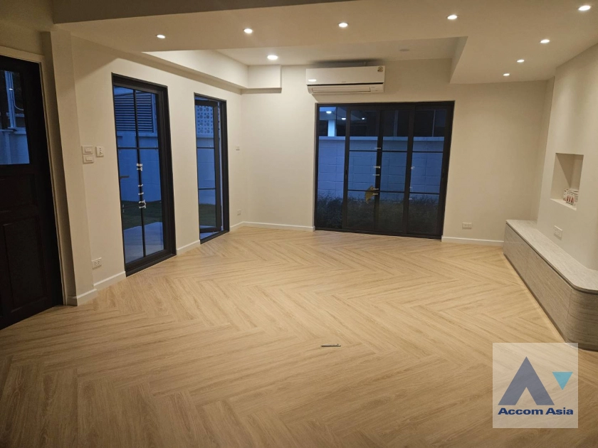 unitHome Office, Pet friendly |  4 Bedrooms  House For Rent & Sale in Pattanakarn, Bangkok  (AA44633)