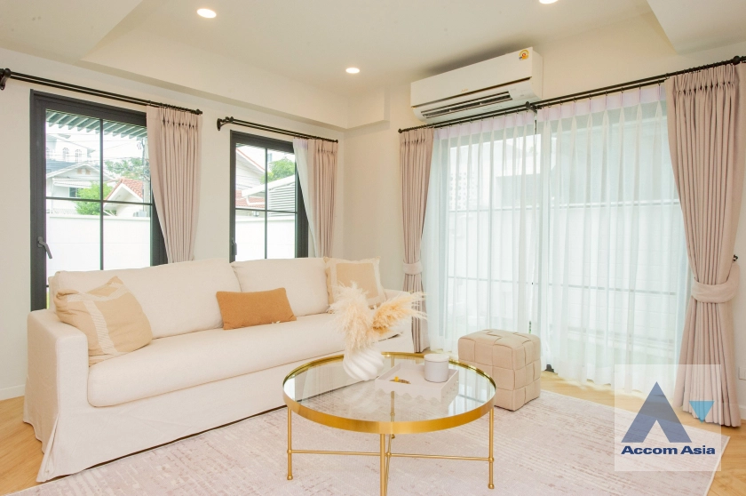 unitHome Office, Pet friendly |  4 Bedrooms  House For Rent & Sale in Pattanakarn, Bangkok  (AA44633)