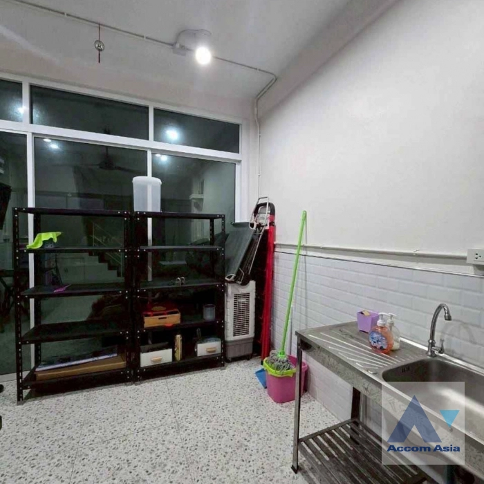 5  3 br Building for rent and sale in Silom ,Bangkok MRT Sam Yan AA44637
