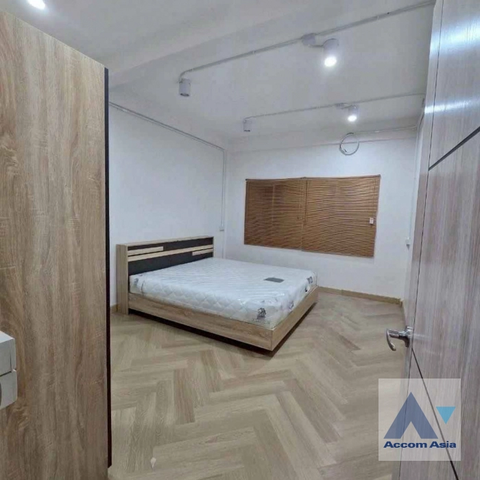 8  3 br Building for rent and sale in Silom ,Bangkok MRT Sam Yan AA44637