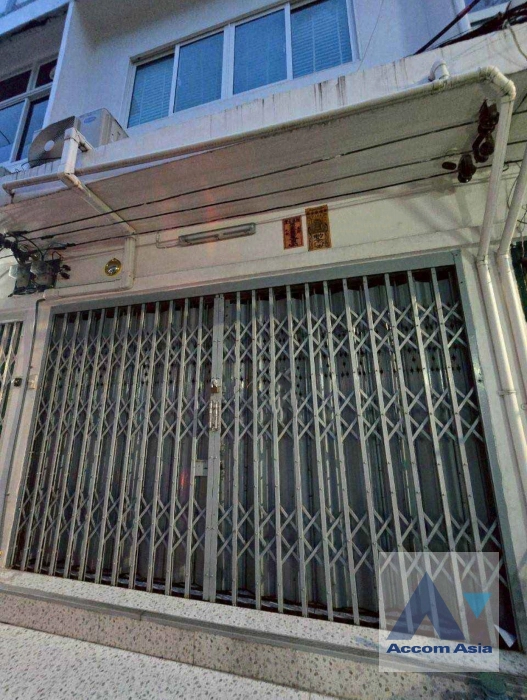 unit 3 Bedrooms  Building For Rent & Sale in Silom, Bangkok  near MRT Sam Yan (AA44637)