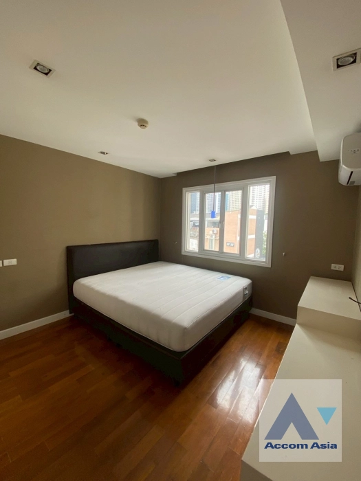 unit 1 Bedroom  Condominium For Rent & Sale in Sukhumvit, Bangkok  near BTS Ekkamai (AA44643)
