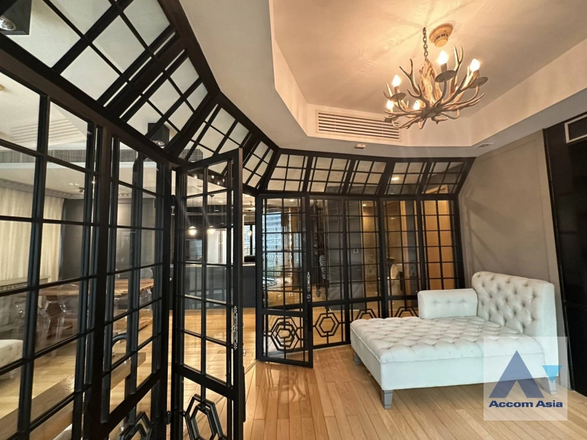 unit 1 Bedroom  Condominium For Rent in Ploenchit, Bangkok  near BTS Ploenchit - MRT Lumphini (AA44675)