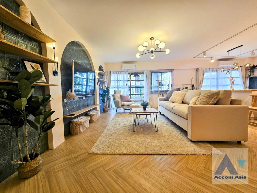 unit 3 Bedrooms  Condominium For Rent in Sukhumvit, Bangkok  near BTS Nana (AA44685)