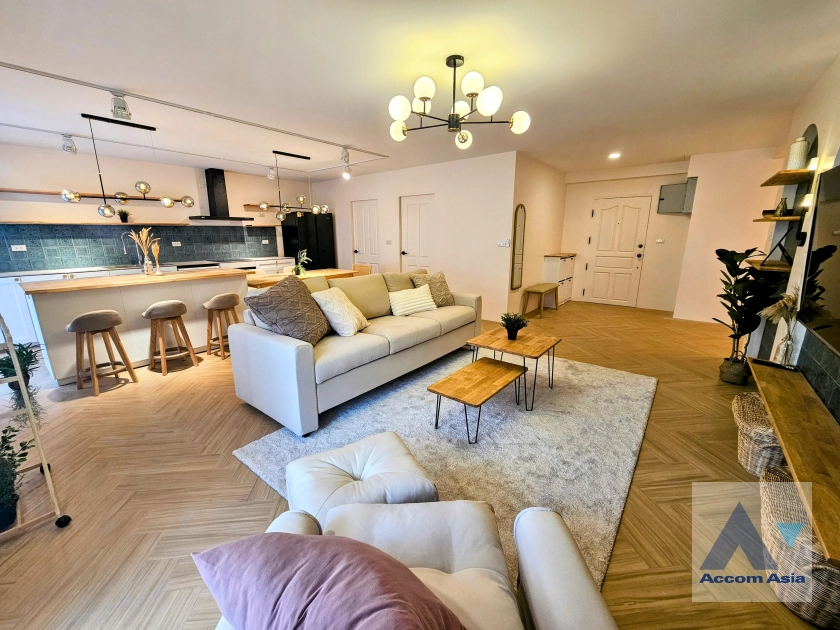 unit 3 Bedrooms  Condominium For Rent in Sukhumvit, Bangkok  near BTS Nana (AA44685)