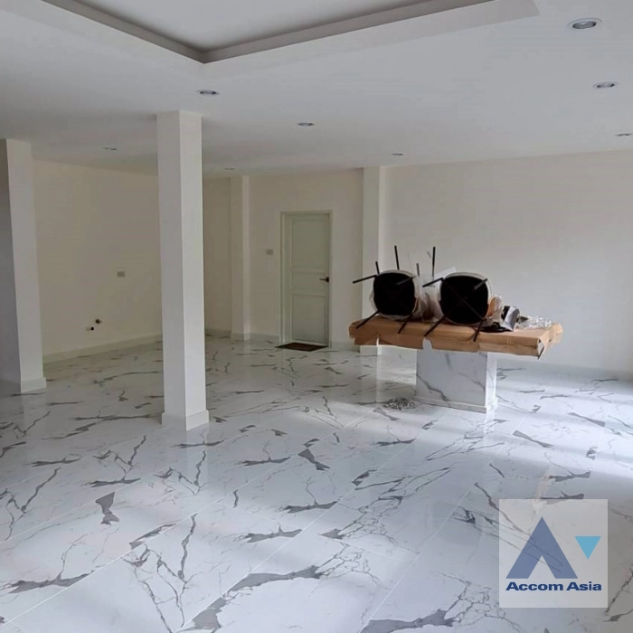 unitPet friendly |  4 Bedrooms  House For Rent & Sale in Sukhumvit, Bangkok  near BTS Phra khanong (AA44696)