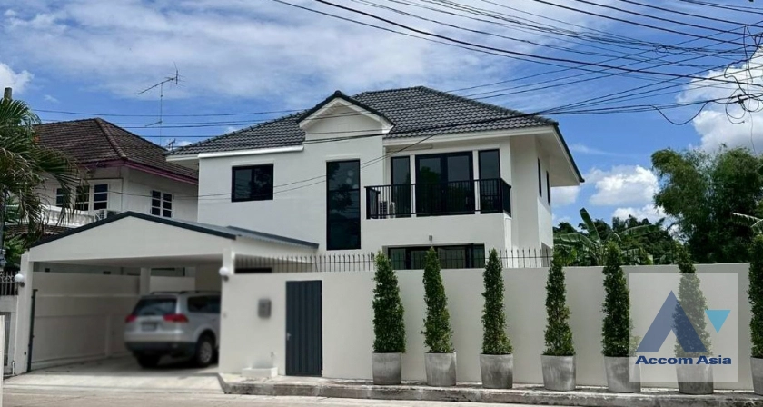  2  4 br House for rent and sale in Sukhumvit ,Bangkok BTS Phra khanong at Moo Baan Pakamas AA44696
