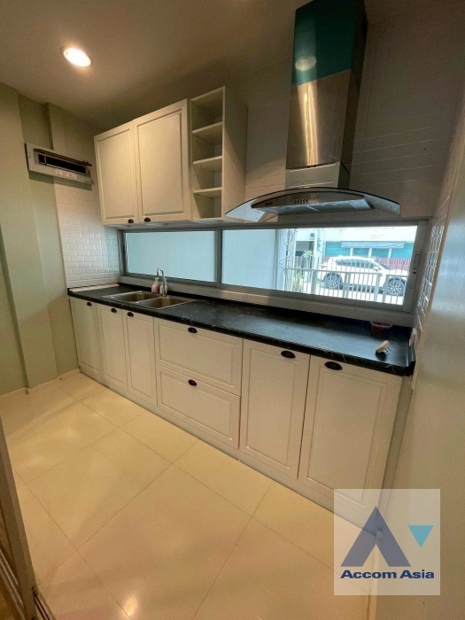 unit 2 Bedrooms  Townhouse For Rent & Sale in Pattanakarn, Bangkok  near ARL Ramkhamhaeng (AA44698)