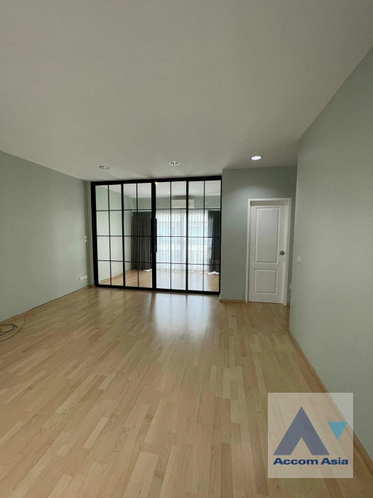 unit 2 Bedrooms  Townhouse For Rent & Sale in Pattanakarn, Bangkok  near ARL Ramkhamhaeng (AA44698)
