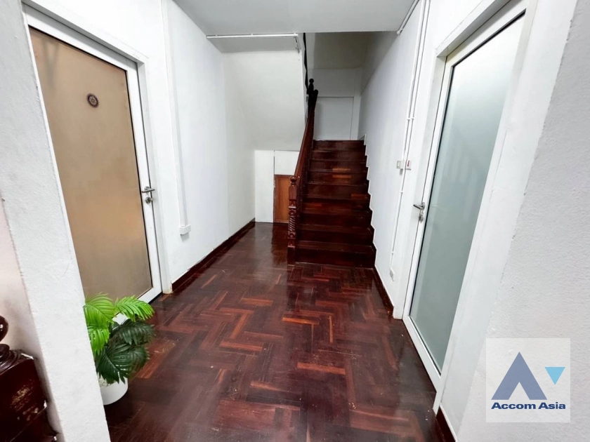 unit 5 Bedrooms  Townhouse For Rent & Sale in Sukhumvit, Bangkok  near BTS Thong Lo (AA44703)