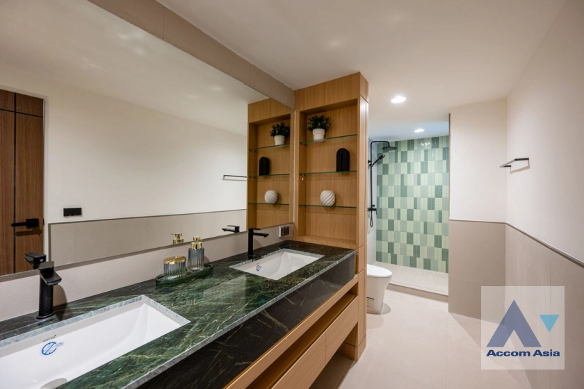 14  2 br Condominium For Sale in Sukhumvit ,Bangkok BTS Asok - MRT Sukhumvit at Ruamjai Heights AA44717