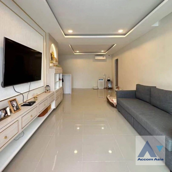 unit 4 Bedrooms  House For Rent & Sale in Samutprakan, Samutprakan  (AA44726)