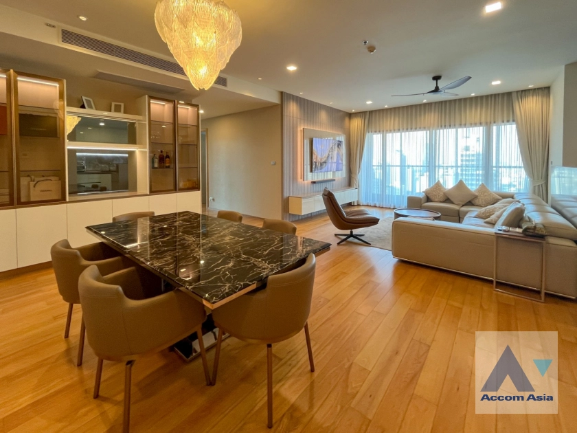 unit 3 Bedrooms  Condominium For Sale in Sukhumvit, Bangkok  near BTS Nana (AA44736)