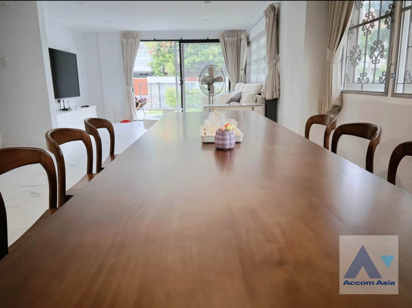 unitPet friendly |  4 Bedrooms  House For Rent & Sale in Pattanakarn, Bangkok  (AA44743)
